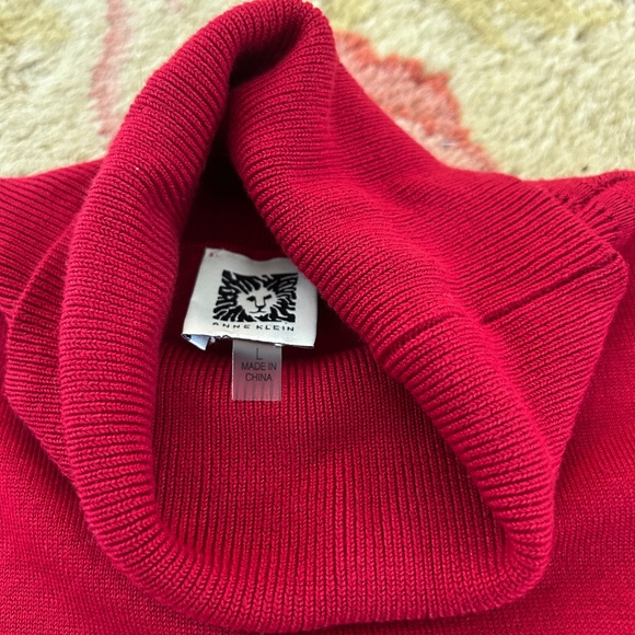 Anne Klein Ribbed Turtleneck Sleeveless Knit Top – Size Large – Rich Red – EUC - Picture 3 of 4